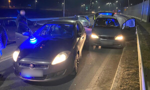 mercedes i nieoznakowany radiowóz