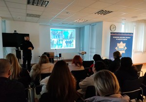 policjant rozmawia z kursantami o rekrutacji do służby