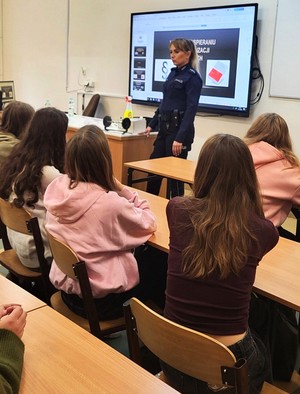 policjantka w sali lekcyjnej podczas spotkania z uczniami