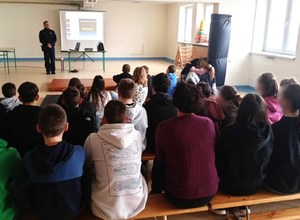 dzielnicowy rozmawia z uczniami