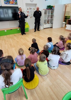 funkcjonariusz Policji i Straży Miejskiej rozmawia z przedszkolakami o bezpieczeństwie