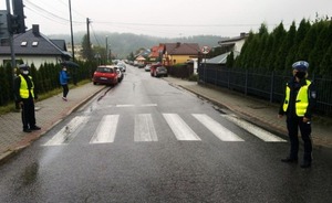 policjanci sądeckiej drogówki przy przejściu dla pieszych