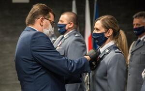 podinsp. I. Janik- Hejmej podczas wręczania medalu