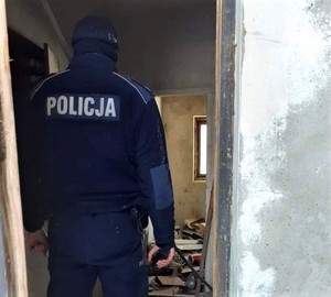 policjant sprawdza pustostan - zdj. archiwalne KMP w N. Sączu