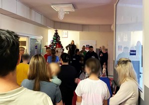 mali pacjenci podczas spotkania z policjantami i św. Mikołajem