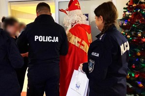 policjanci i św. Mikołaj wręczają upominki