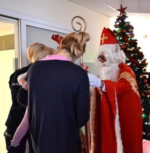 św. Mikołaj przekazuje dziewczynce prezent