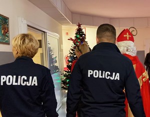 policyjna ekipa św. Mikołaja w sądeckim szpitalu