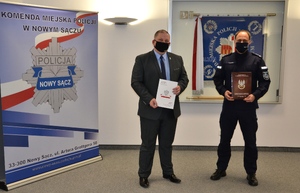 wspólne zdjęcie komendanta i dyrektora