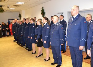 2. funkcjonariusze stoją w rzędach