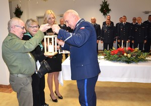 6. harcerze przekazują komendantowi światełko betlejemskie