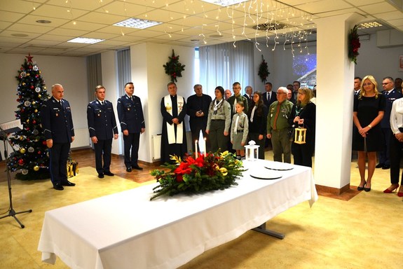 7. kierownictwo komendy, harcerze, zaproszeni goście, policjanci i pracownicy