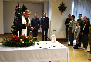 8. ksiądz prepozyt święci opłatki