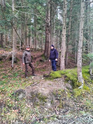 policjant i strażnik leśny podczas wspólnych działań w terenie leśnym