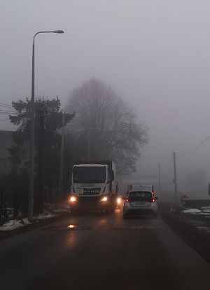 mgła, samochody na drodze, fot. arch. KMP w N. Sączu