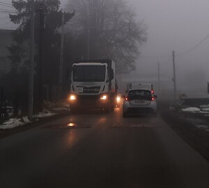 mgła, samochody na drodze, fot. arch. KMP w N. Sączu — kopia