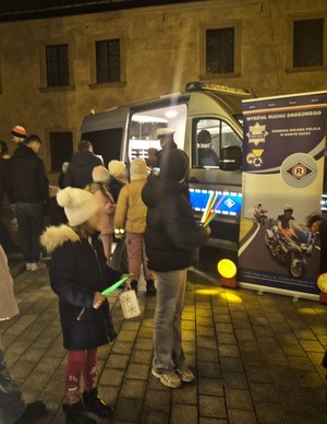 dzieci oglądają policyjny radiowóz