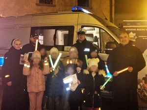 wspólne zdjęcie mundurowych i osób z elementami odblaskowymi