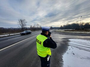 policjant ruchu drogowego z laserowym miernikiem prędkości
