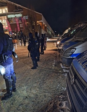 policjanci przy hali sportowej podczas zabezpieczenia