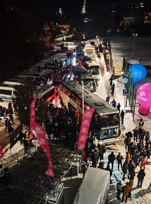 rejon Hali Lodowej, policyjne radiowozy, autokary z kibicami