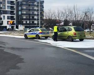 policjant ruchu drogowego podczas prowadzenia kontroli