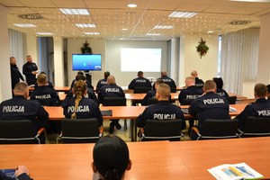 policjanci podczas kursu siedzą przy stolikach