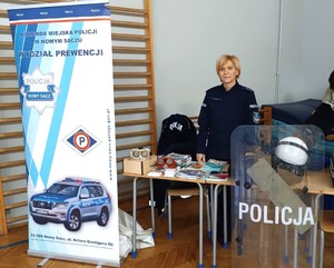 policjantka przy stanowisku promocyjno-edukacyjnym
