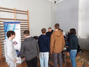 policjant opowiada o swoim zawodzie uczniom