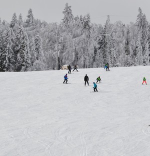narciarze zjeżdżający ze stoku, zdj. archiwalne KMP NS