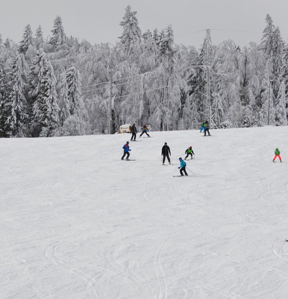 narciarze zjeżdżający ze stoku, zdj. archiwalne KMP NS
