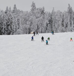 narciarze zjeżdżający ze stoku, zdj. archiwalne KMP NS