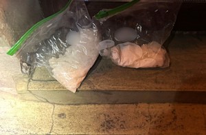 na schodach położone worki strunowe z białymi kryształami