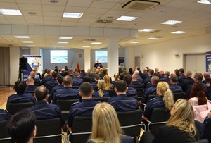 1. Komendant A. Bukański rozpoczyna naradę w sali konferencyjnej