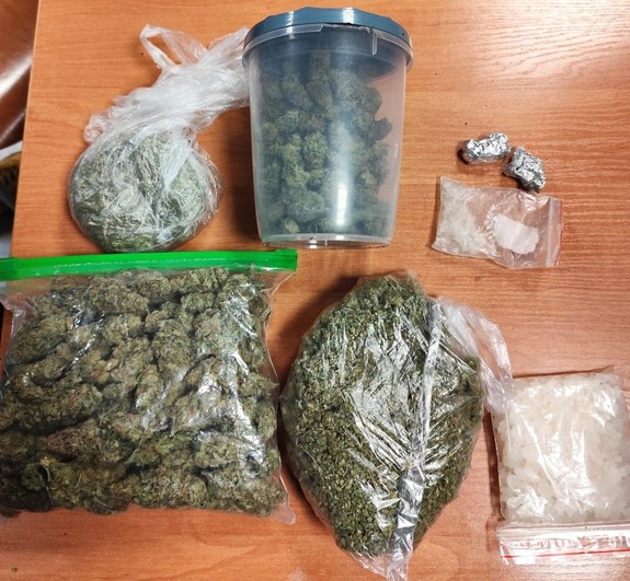 nielegalne substancje w workach i plastikowym pudełku