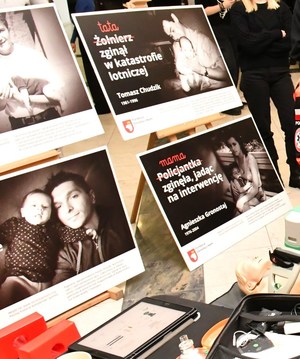 fragmenty wystawy, zdjęcia mundurowych z dziećmi