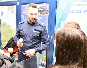 funkcjonariusz ruchu drogowego rozmawia o sprzęcie wykorzystywanym w codziennej służbie