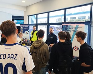 policjant ruchu drogowego i technik kryminalistyki rozmawiają z młodzieżą