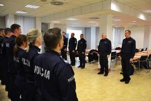 komendant wita policjantów rozpoczynających kurs aspirancki