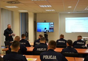 rozpoczęcie kursu, policjanci siedzą w ławkach