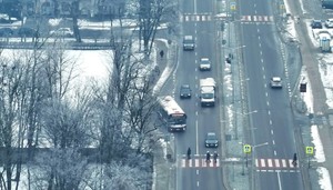 ruch pojazdów i pieszych na ulicy Królowej Jadwigi w nowym Sączu zarejestrowany przez policyjnego drona