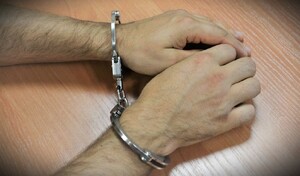 kajdanki na rękach mężczyzny - zdjęcie ilustracyjne KMP w N. Sączu