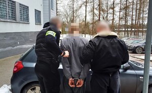 nieumundurowani policjanci i zatrzymani przy radiowozie