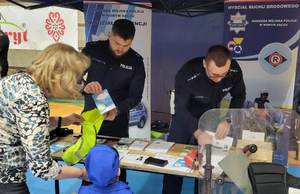 Stoisko profilaktyczne sądeckiej Policji - policjanci i uczestnicy balu