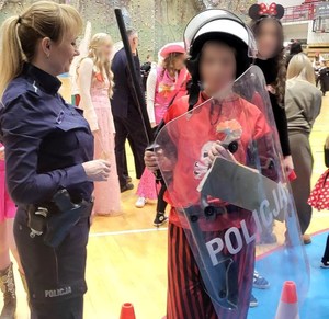 Uczestnicy integracyjnego balu- policjantka i chłopiec