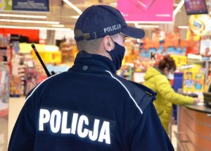 policjant podczas kontroli w supermarkecie