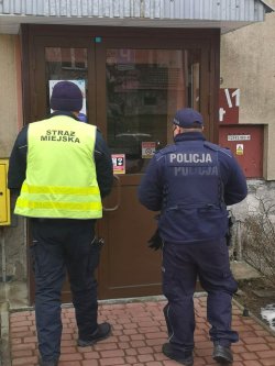 wspólna kontrola policjanta i strażnika miejskiego w Krynicy-Zdroju