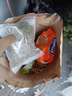 worek z suszem, w papierowej torbie opakowania płatków śniadaniowych