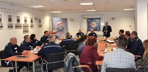 Prokurator Okręgowy w N. Sączu mówi do zebranych w sali oficerskiej