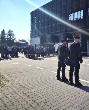 policjanci dbają o bezpieczeństwo przed stadionem